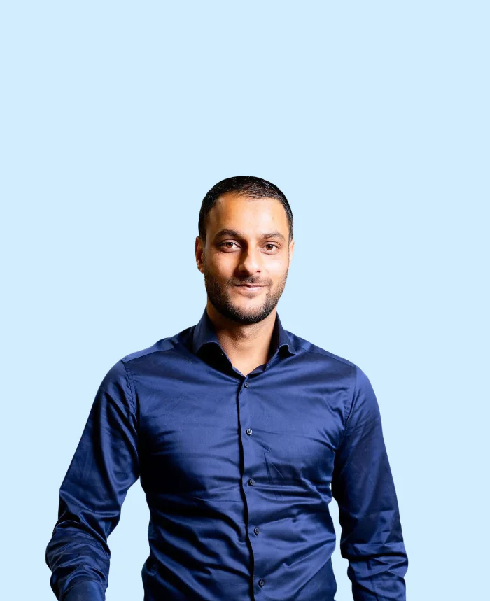 Farhan Malik - blauw achtergrond